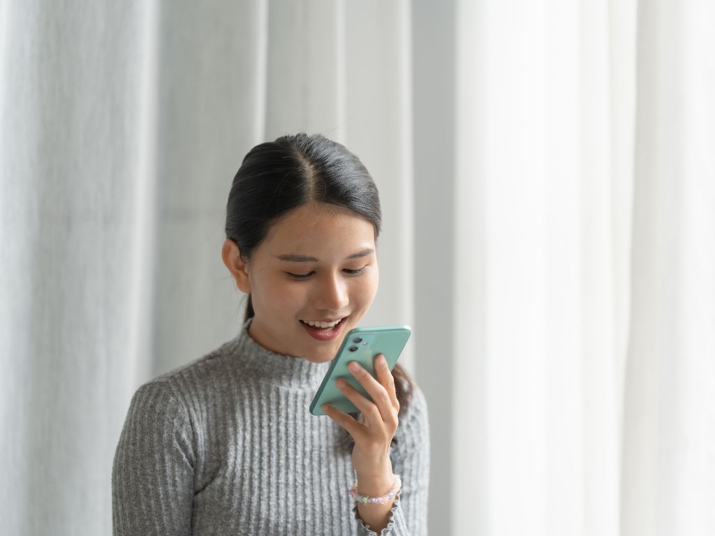 日常生活中にAIから通知が届く様子 - あなたを理解する英語環境