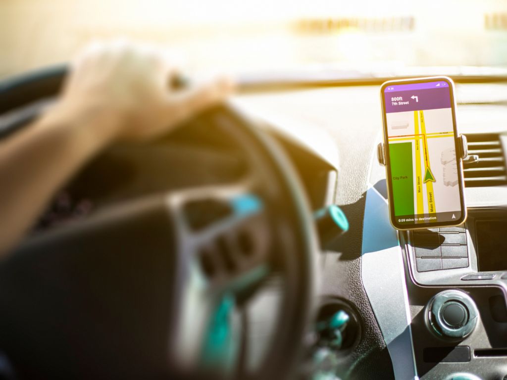 車内で通勤中にスマートフォンを使用 - 移動時間を英語時間に